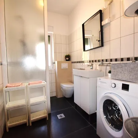 Holiday Home In Mandre Near The Sea, Cleaning Included *