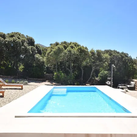 Holiday Home In Mandre Near The Sea, Cleaning Included