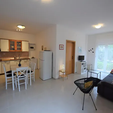 Holiday Home In Mandre Near The Sea, Cleaning Included *
